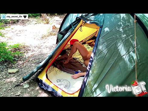 ❤️ Gefilmd op camera Gepassioneerd aftrekken Vreemdeling in een tent ❤❌ Porno at us