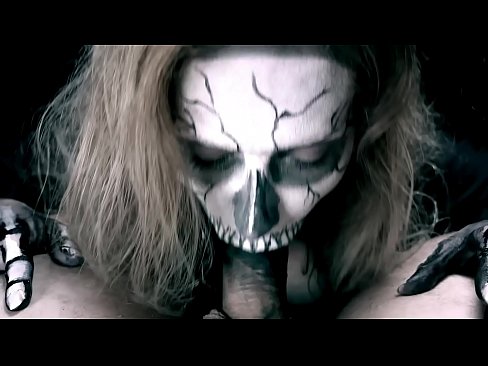 ❤️ Demon girl zuigt pik met haar zwarte mond en slikt sperma. ❤❌ Porno at us